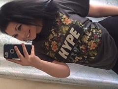 American Nymphet s’est rendue dans la salle de bain avec un gode et a continué à frapper fort jusqu’à ce que sa chatte soit toute mouillée.