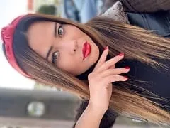 Geisy Arruda, femme d’affaires et Youtuber, a passé une journée de camgirl en montrant ses seins dans un costume de flic.