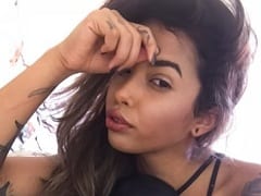 Délicieuse brune au visage de nympho qui est une CamGirl se masturbe avec un gode devant une caméra pleine de hard-on