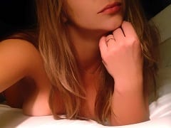 Une délicieuse jeune fille mariée a fait un strip-tease amateur dans la cabine d’essayage d’un magasin, s’est masturbée et a enregistré une vidéo pour l’envoyer à son mari – Fallen on the Net