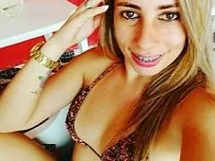 Un branleur blond laisse son partenaire la filmer en train de lui faire une fellation jusqu’à ce qu’elle prenne du lait de sa bite.