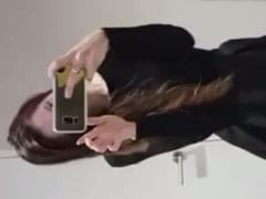 Une fille maigre et excitée ne pouvait pas attendre de rentrer chez elle et s’est masturbée dans les toilettes d’un centre commercial.