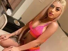 La Sexiest New Girl in Funk, a fait une spectaculaire roulade sur scène pendant le spectacle.