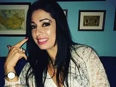 Porno brune est allée aux toilettes et s’est enfoncée de la crème fouettée dans le cul pour se défouler plus tard.