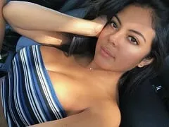 Nicole Borda, la délicieuse Colombienne, aime enregistrer des vidéos montrant son gros corps et ses fesses géantes.