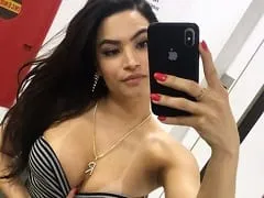 Et Musa de Bateria, célèbre sur Instagram, se roule dans la farine avec un short coincé dans le cul.