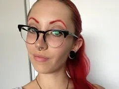 Une rousse sexy et délicieuse qui est un modèle de webcam et une actrice, se montre dans des vidéos en train de masturber sa chatte de différentes manières excitantes.