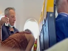 Une fille coquine surprise en train de sucer la couronne dans l’avion