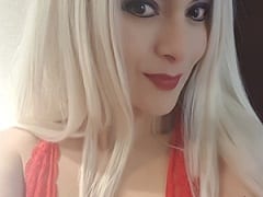 La blonde Simone, très sexy et très coquine, a enregistré une vidéo maison d’elle se masturbant avec un gode en chaleur et se mouillant.