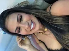 Simone du duo country Simone & Simaria a payé pour ses seins en montrant son nouveau silicone au lit.