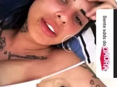 Tati Zaqui Delicious Funkeira répondait à une Story Instagram et a fini par payer Boobies