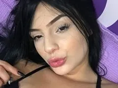 Valentina, une brune très sexy du sud, montre ses seins et son capot de Coccinelle VW tout en discutant sur Skype avec son petit ami.