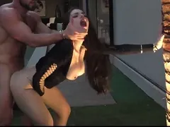 Baise dans le jardin avec son amie et le vilain gringo