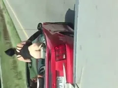 Un chauffeur de camion chanceux se détendait sur la route lorsque deux lesbiennes chaudes ont décidé de lui faire plaisir en montrant leurs fesses et leurs seins dans une décapotable – Amateurs