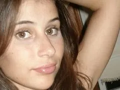 Masturbée avec un gode et s’est retrouvée toute mielleuse après avoir eu un orgasme toute seule.