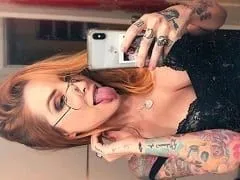 Sexy qui est actuellement Youtuber, est apparue dans une vidéo nue en train de se masturber la chatte et de montrer ses gros seins.