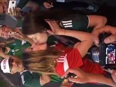 Mexicaines sexy se sont envoyées en l’air avant le match du Mexique et les mecs sont devenus fous en le filmant.