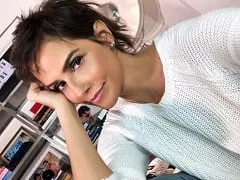 Voit sa prétendue vidéo divulguée sur le net où elle se change en bikini et montre ses gros seins et sa chatte dans la voiture.
