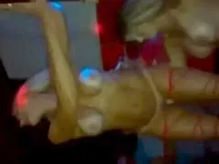 Deux nymphettes blondes et sexy se donnent en spectacle dans une boîte de nuit, s’envoyant en l’air et se suçant mutuellement la chatte, ce qui rend les pervers fous.