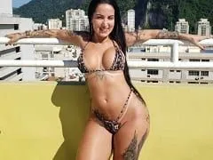 Toute sexy et mouillée dans la piscine pendant que son ami filme la scène.