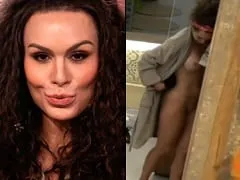 De nouveau montré ses seins dans l’émission