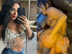 Donne à fond avec son beau cul poussé à l’extérieur