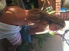 Spectaculaire Blonde Mariée Son Dos Nu, Suçant la Bite et la Pressant Chaudement