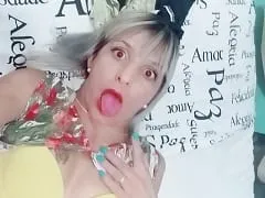 La salope blonde qui est un médecin généraliste a enregistré une vidéo de son client avalant sa bite avec talent.