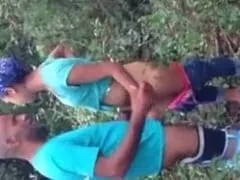 Laís Ninfeta de Bauru – SP est allée au milieu de la brousse avec trois amis, et pendant qu’elle suçait et se faisait baiser à quatre pattes, l’autre filmait.