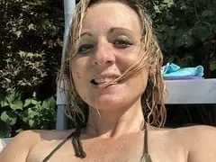 La femme salope de Luna se met à quatre pattes et ouvre son cul pour que son mari lui enfonce sa bite dans le cul pendant qu’il filme du sexe anal.