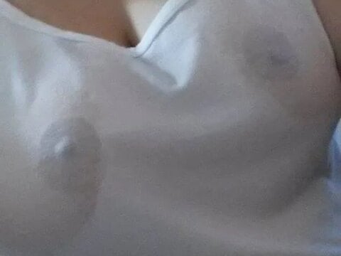 Un mari a fait un porno maison avec sa femme suçant la bite d’un inconnu dans une maison à balançoires.