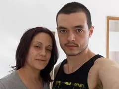 La femme au chien, fait une fellation sensationnelle à son jeune mari, puis s’acharne sur lui pendant qu’il filme tout.