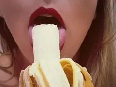 Nymphette du maquereau très sexy qui travaille comme médecin généraliste, montre son merveilleux corps dans ces deux vidéos à un groupe WhatsApp, mais se retrouve sur le net.