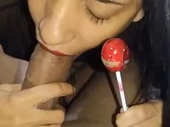 Délicieuse brune suçant une bite avec une sucette