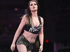Catcheuse professionnelle actuellement à la WWE, a surfé sur le web dans une nouvelle vidéo de nudité en se masturbant avec ardeur.