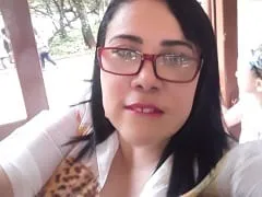 Tapé le cul du client en lui montrant un vieux film qu’elle lui avait offert.