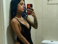 Bombe aux cheveux bleus, a chorégraphié sa nouvelle chanson Embrazadinha et a fait tournoyer ses merveilleuses fesses avec beaucoup de talent.