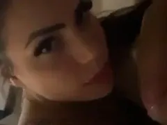 Une fille tatouée coquine qui fait une pipe mouillée