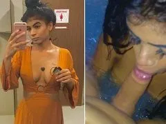La jeune suçant dans le bain
