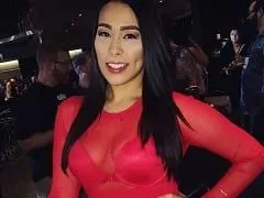 Alycia, une brune au cul énorme, s’est assise sur la bite de son petit ami avec brio et a enregistré une vidéo amateur.