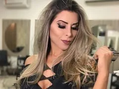 Mannequin très sexy et égérie de l’école de samba de Gaviões da Fiel, a payé sa poitrine dans le cadre du programme “A Fazenda” et s’est peu préoccupée de la situation