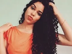BBB19 : Elana, la délicieuse brune aux fesses géantes, a dansé avec un legging dans le cul, se sensualisant dans l’émission.