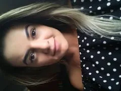 La superbe qui est un modèle érotique est devenue toute rouge en prenant des gifles pendant qu’elle baisait son petit ami.