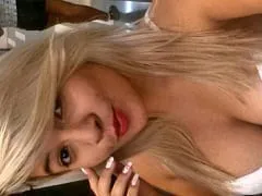 La blonde très sexy s’est assise sur les toilettes et a commencé à jouer du Siriria en se filmant