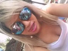 La blonde audacieuse, qui adore prendre des photos du capot de sa Coccinelle VW, se roule les fesses dans une vidéo amateur sexy.