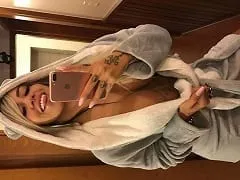 Appelé l’actrice porno Karen Havary pour lui faire une blague, et a enregistré avec elle des vidéos amateurs nues.