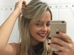 Blonde en chaleur, s’est assise sur la bite et a mis une caméra pour filmer son sexe fait maison