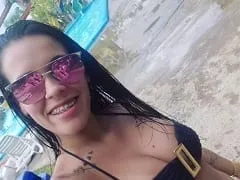 Qui travaille comme escorte de luxe a enregistré une autre vidéo d’elle se masturbant et s’enfonçant un doigt dans le cul.
