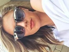 Le mannequin Kate Upton tombe dans la mer et montre son corps nu lors d’une séance photo sexy pour Sports Illustrated Swimsuit sur l’île d’Aruba.