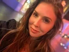 Délicieuse actrice blonde, baise dans la baignoire avec un nigga qui la suce et se met à quatre pattes.